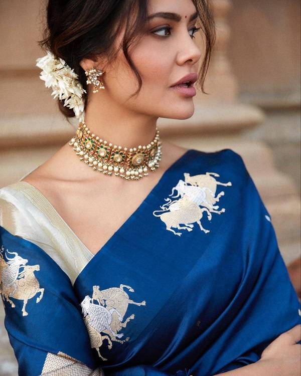 Esha Gupta की Blue Saree ने मचाया धमाल: पारंपरिकता और एक नए रूप में चमकते हैं फैशन के सूत्र!