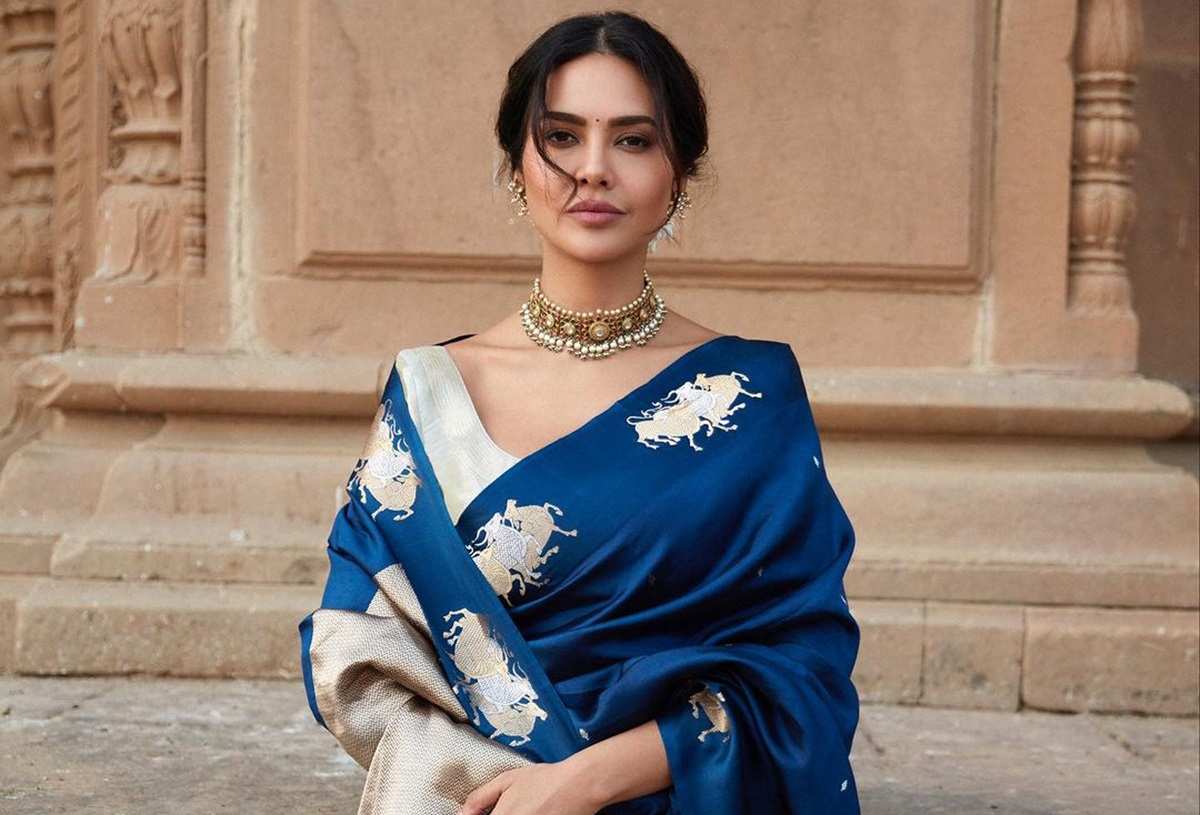 Read more about the article Esha Gupta की Blue Saree ने मचाया धमाल: पारंपरिकता और एक नए रूप में चमकते हैं फैशन के सूत्र!